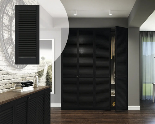 Chambre à coucher avec grande armoire à portes persiennes