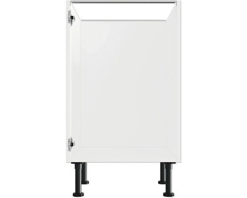 Küchenunterschrank mit geöffneter Tür und schwarzen Füßen