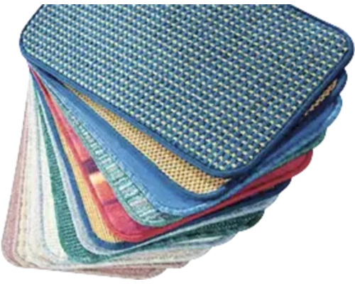 Stapel verschiedenfarbiger Stuhlkissen