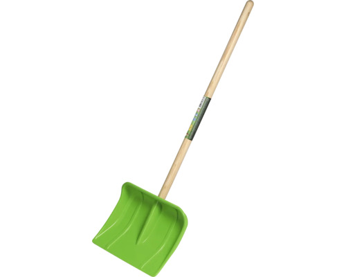 Grüne Schneeschaufel mit Holzstiel