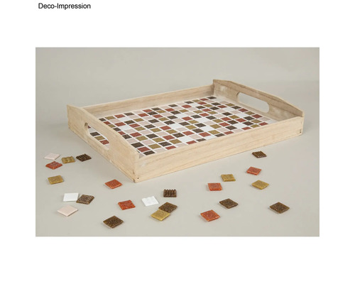 Plateau en bois avec motif mosaïque et pierres de mosaïque individuelles