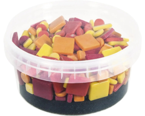 Mosaiksteine in einem Kunststoffbehälter