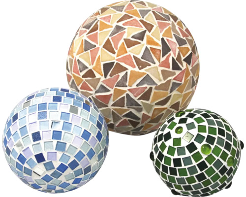 Trois boules de mosaïque comme décoration pour le jardin