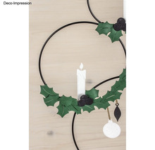 Dekorativer Adventskranz mit Stechpalmenblättern, Kerze und Christbaumkugeln
