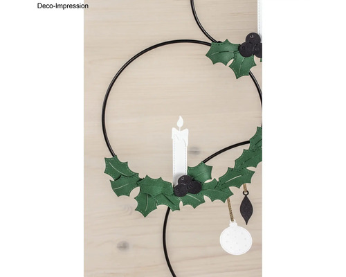 Couronne de l''Avent décorative avec feuilles de houx, bougie et boules de Noël