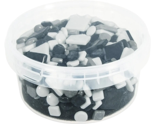 Pierres de mosaïque dans un seau