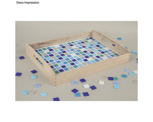 Holztablett mit Mosaikmuster und losen Mosaiksteinen
