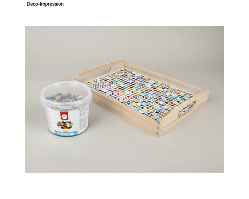 Holztablett mit Mosaikfliesen und Behälter mit losen Fliesen