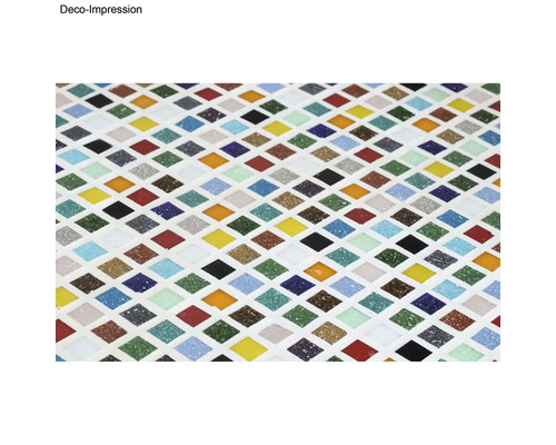 Mosaikfliese mit quadratischen Elementen in verschiedenen Farben
