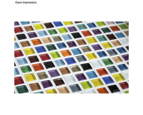 Mosaikfliesen mit bunten, quadratischen Glassteinen auf einem weißen Netz