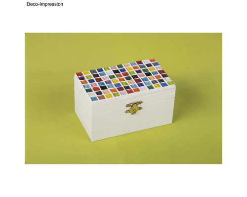Dekorative weiße Holzkiste mit Mosaikfliesen und goldenem Verschluss