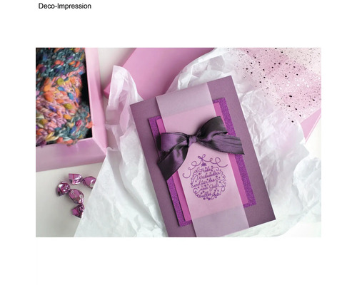 Arrangement cadeau décoratif avec carte et ruban