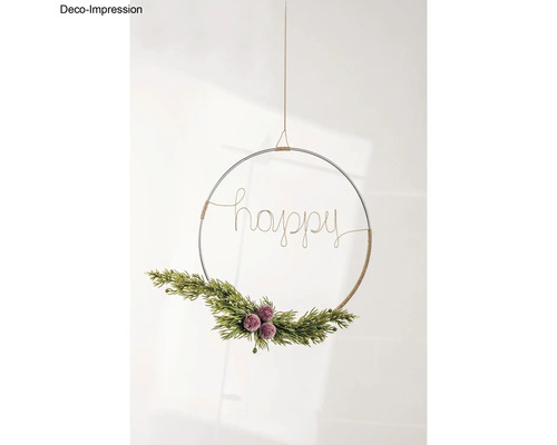 Dekorativer Metallring mit Schriftzug Happy, Tannengrün und Beeren als hängende Dekoration