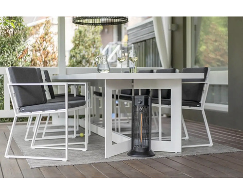 Gartenszene mit Esstisch, Stühlen und Heizstrahler für eine gemütliche Atmosphäre im Freien