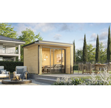 Vue de jardin avec pool house en bois, coin salon et foyer pour une ambiance chaleureuse