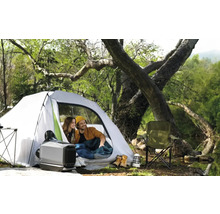 Scène avec camping, tente, chauffage de camping et deux personnes