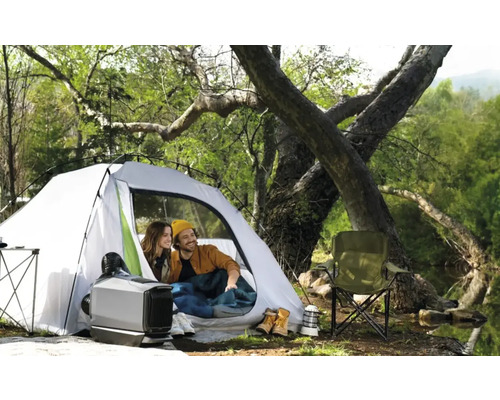 Scène avec camping, tente, chauffage de camping et deux personnes