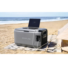 EcoFlow Kühlbox mit Laptop am Strand.