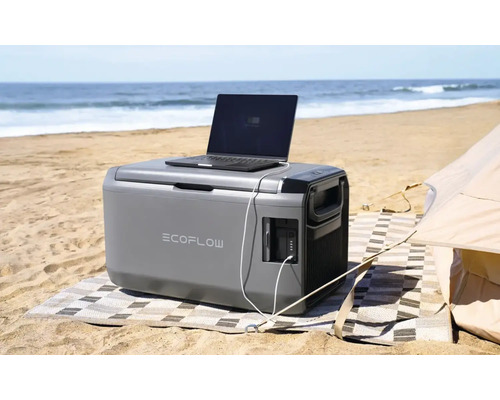 EcoFlow Kühlbox mit Laptop am Strand.