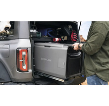 EcoFlow Kühlbox im Kofferraum eines Autos auf einem Auszug montiert