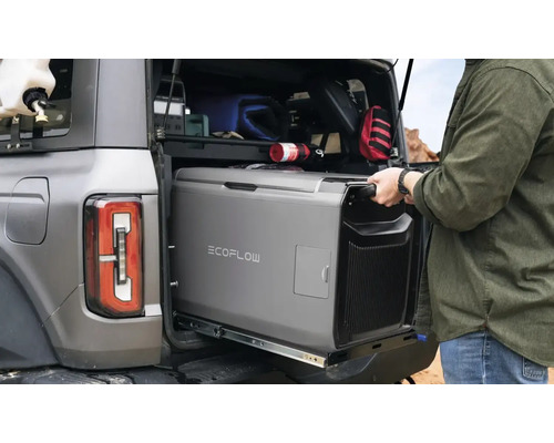 EcoFlow Kühlbox im Kofferraum eines Autos auf einem Auszug montiert