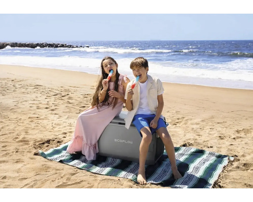 EcoFlow Kühlbox mit Kindern am Strand, die Eis essen