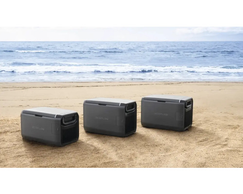 Drei Kühlboxen am Strand vor dem Meer.