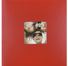 Album photo rouge avec découpe pour une photo sur la couverture