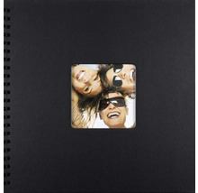 Schwarzes Spiralalbum mit quadratischem Bildausschnitt auf dem Cover