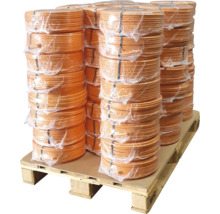 Palette mit Rollen von Heizungsrohren