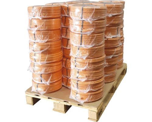 Palette mit Rollen von Heizungsrohren