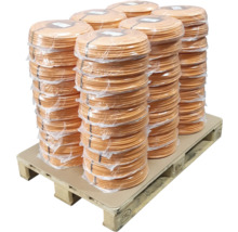 Palette mit Rollen von Heizungsrohren