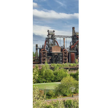 Installation industrielle avec tuyaux et structures en acier