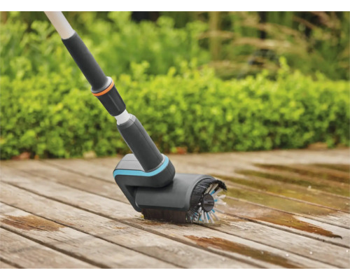 Brosse rotative Gardena pour le nettoyage des terrasses en bois