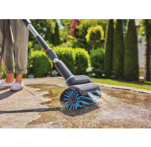 Gardena Bürstenwalze zur Reinigung von Steinfliesen auf einer Terrasse.