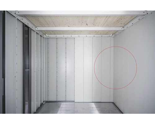 Vue intérieure d''une pièce avec des panneaux muraux blancs et un plafond en bois