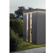Abri de jardin moderne avec portes coulissantes en verre et éclairage extérieur