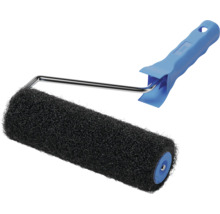 Rouleau de peinture avec texture noire et manche bleu