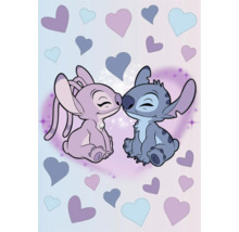 Illustration mit den Zeichentrickfiguren Stitch und Angel, die sich gegenseitig einen Kuss geben, umgeben von Herzmotiven.