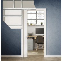 Scène avec porte coulissante devant un bureau avec un bureau et des meubles de bureau