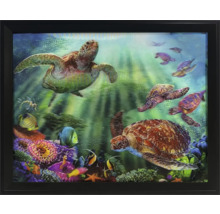 Dekoratives Wandbild mit einem Unterwassermotiv mit Schildkröten und Fischen in einem Rahmen