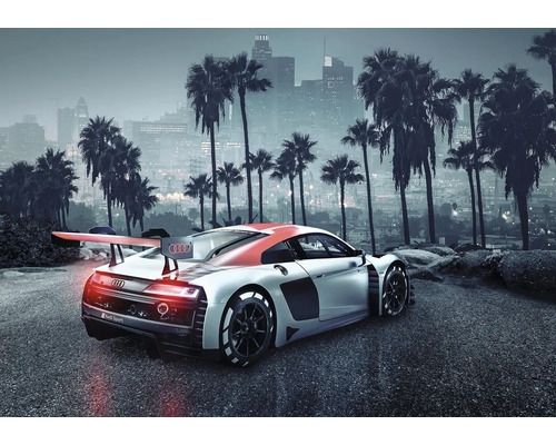 Voiture de sport Audi avec aileron arrière devant un paysage urbain avec des palmiers