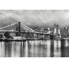 Schwarzweiß-Foto der Brooklyn Bridge und der New Yorker Skyline bei Nacht