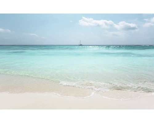 Une plage de sable clair avec une mer turquoise et un voilier à l'horizon