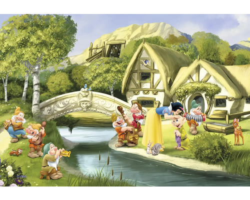 Papier peint panoramique papier 8-4110 Disney Edition 4 Blanche-neige 8 pces 368 x 254 cm Illustration de Blanche-Neige et des sept nains devant leur maison avec un pont et un ruisseau