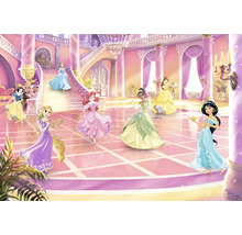 Illustration avec plusieurs princesses Disney dans une salle de bal