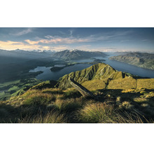 Vue montagneuse avec lac et sommets enneigés