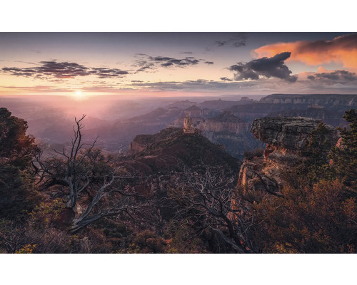 Landschaft mit Bergen und Sonnenaufgang