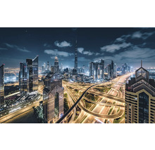 Vue nocturne de la skyline de Dubaï avec des routes éclairées