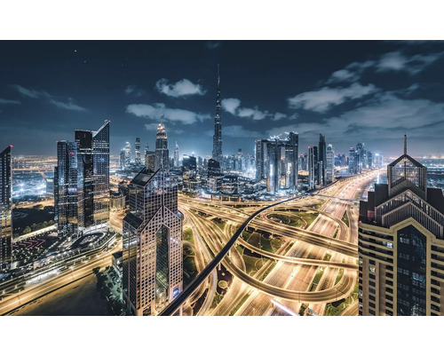 Nachtansicht der Skyline von Dubai mit beleuchteten Straßen